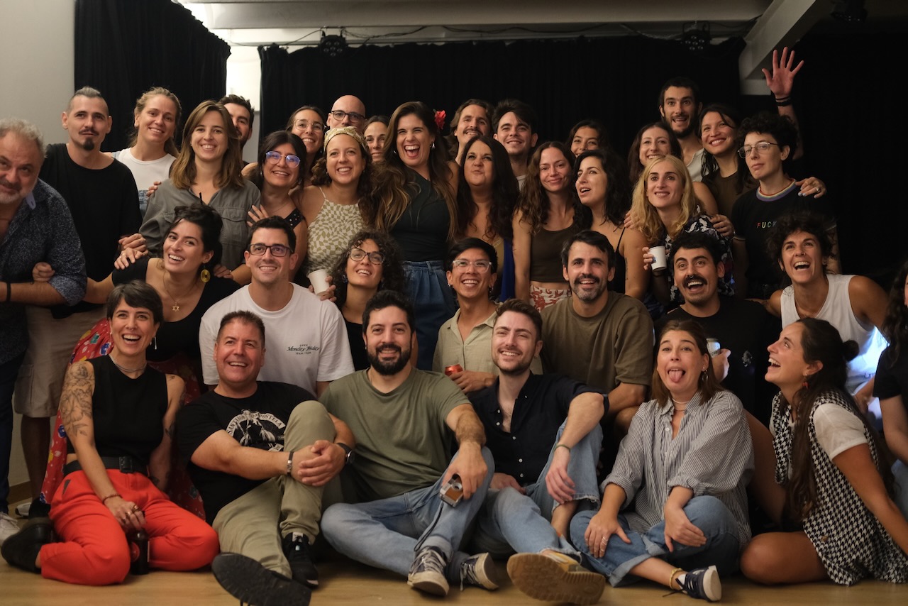 Ana reich dando una clase de teatro