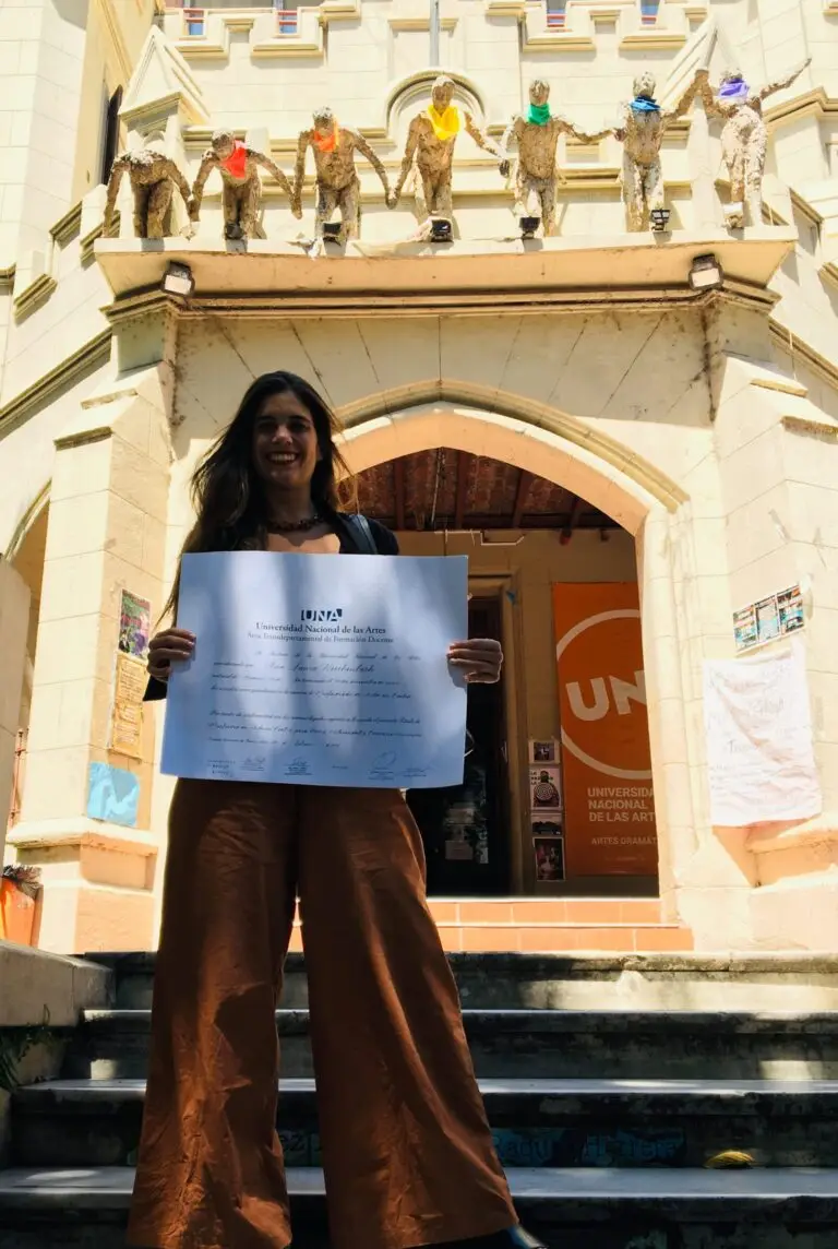 ana reich con su diploma del una